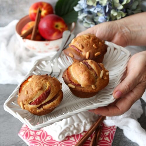 Muffins alle pesche con pinoli e cannella