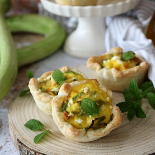 Mini quiches con zucchine trombetta feta e menta