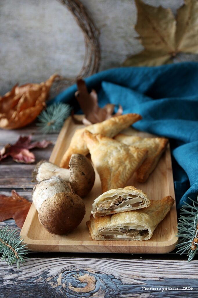 Fagottini di sfoglia ai funghi porcini con robiola e timo