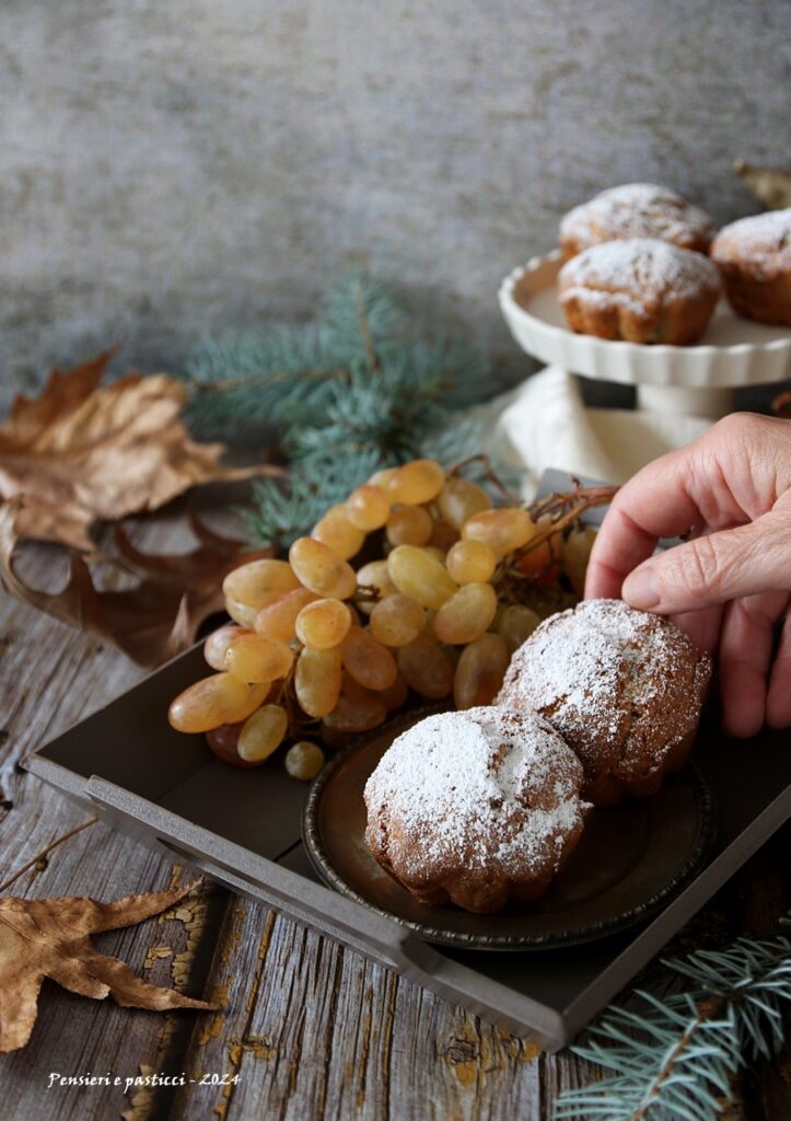 Muffins all'uva con pinoli e spezie