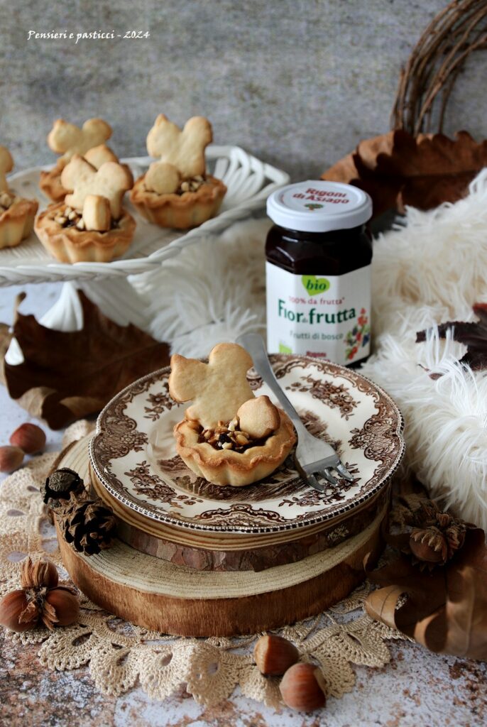 Tartellette di frolla ai frutti di bosco e nocciole